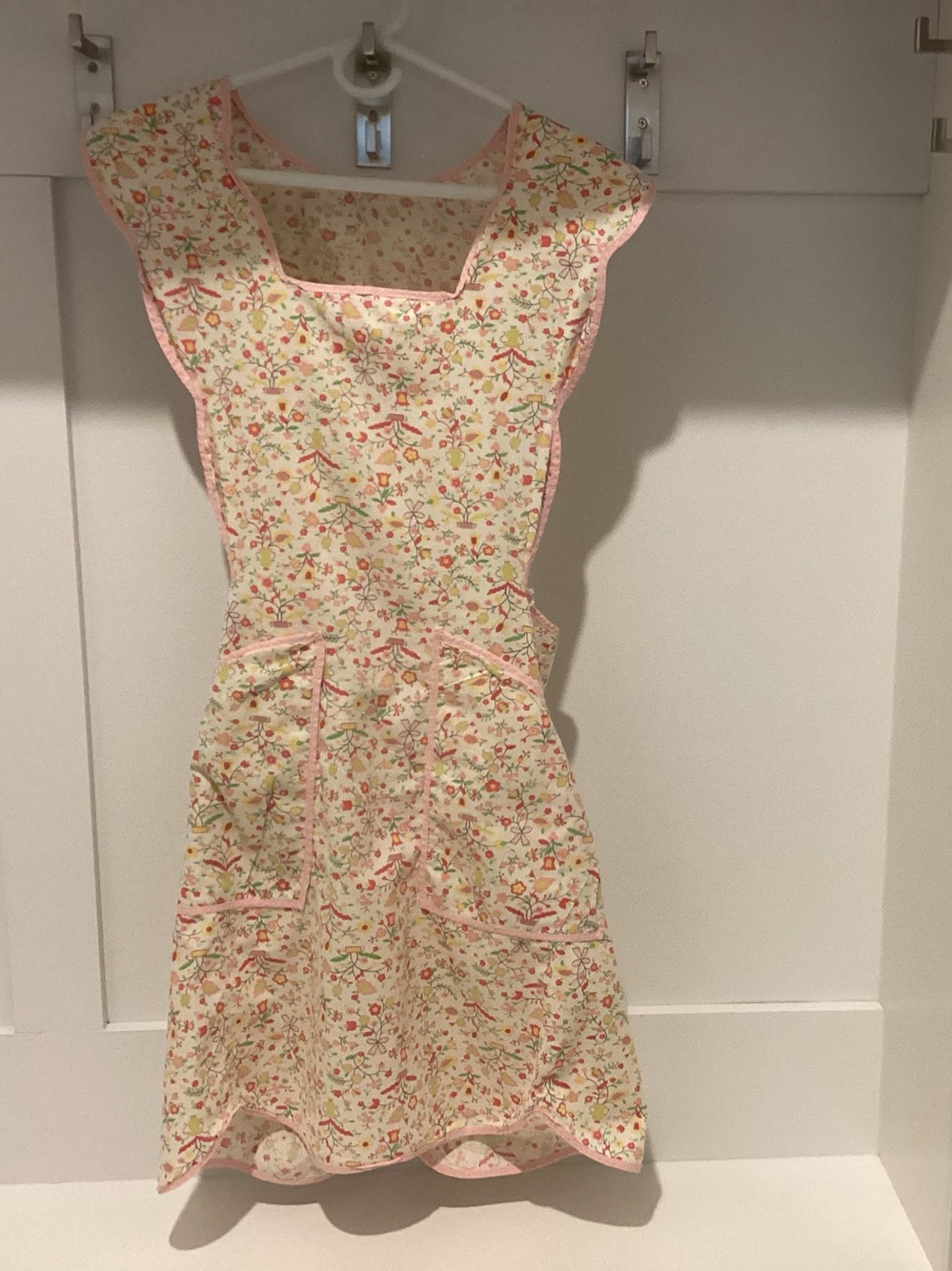 Vtg. FLORAL Full coverage Pinafore Apron with detailed pink bias tape edging,